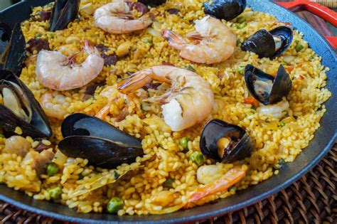  Paella Valenciana: Nồng đậm hương vị biển và ngọt ngào của đất trời!