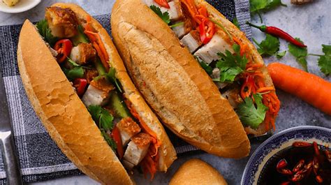  Bánh Mì Huỳnh Phúc: Một Sự Kết Hợp Hoàn Hao Giữa Vị Béo Ngậy Của Thịt Heo Quay Và  Độ Xốp Đậm Dá Của Bánh Mì!