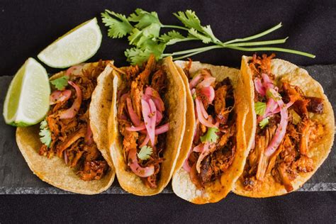  Cochinita Pibil: Umami-Rich Slow-Roasted Pork Meets Vibrant Yucatan Spices!