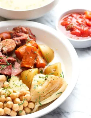  Cocido Madrileño:  A Hearty Stew Bursting with Flavor and Spanish Tradition!