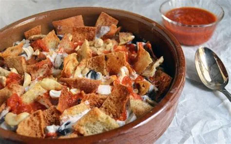  Fatta - A Symphony of Crispy Bread and Silky Yogurt Sauce