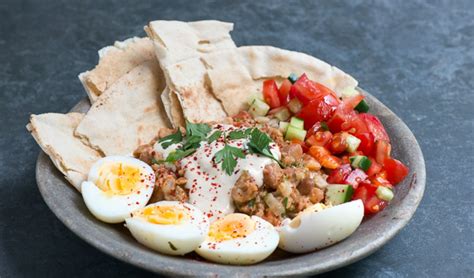  Ful Medames: Khám phá món ăn cổ truyền Ai Cập với hương vị bùi béo và vị chua ngọt sảng khoái!