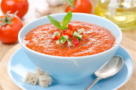  Gazpacho - Một món súp lạnh thanh mát và chua ngọt sẽ thổi bay cái nắng nóng của Seville!