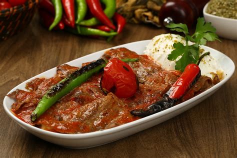  Iskender Kebap: Một Món Ăn Sảng Khoái Thơm Giòn Kết Hợp Với Bơ Tan Ngon Lạ