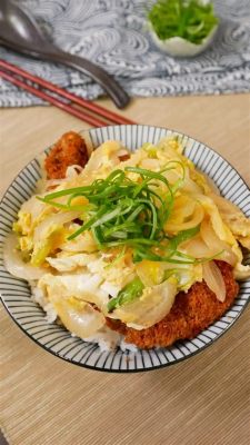  Katsudon:  Sự kết hợp hoàn hảo giữa thịt heo chiên giòn tan và cơm trắng dẻo thơm!