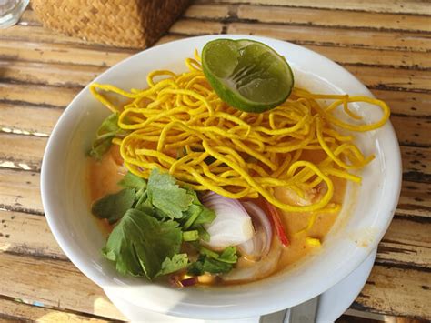  Khao Soi - Một Sự Hoà Quện Giữa Sốt Cá và Món Nướng Xèo!