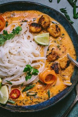  Khao Soi: Một Bản giao hưởng cay nồng của nước cốt dừa và thịt gà ươm vàng!