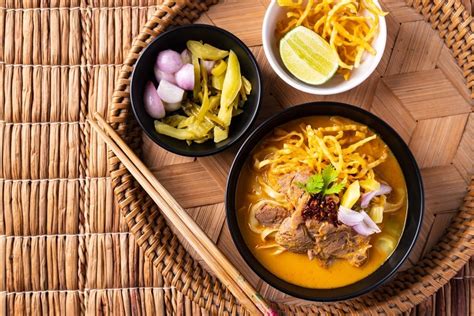  Khao Soi: Hãy Còn Gì Sâu Thâm Hơn Vị Cay Nồng của Cari và Sự Lạnh Giòn của Mì?