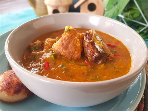  Miyan Taushe! A Flavorful Nigerian Soup Bursting with Aromatic Herbs and Creamy Texture