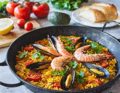  Paella Marinera - Một Bản Hoà Ca Của Biển Và Hỏa Trong Bát Thực Phẩm