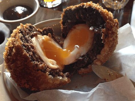  Scotch Egg -  Một món ăn chiên giòn rụm bên ngoài và béo ngậy, thơm lừng từ lòng đỏ trứng ở bên trong!