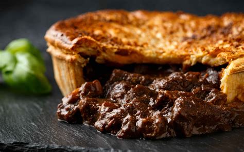  Steak & Ale Pie -  Hãy Cùng Khám Phá Món Bánh Pies Nướng Ngon Ngất Ngây Với Thịt ValuePair & Bia Anh Quốc