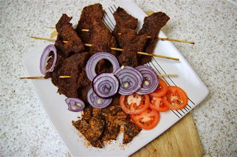  Suya! Những Xúc Tưởng Thơm Giòn Bên Ngọn Lửa Sôi Động và Vị Ngọt Cay Khó Quên