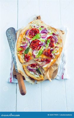   Tarte Flambée: Nổi tiếng với vỏ bánh giòn rụm và lớp phô mai béo ngậy tan chảy!